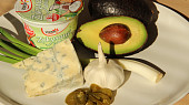 Pikantní avokádový dip s modrým plísňovým sýrem