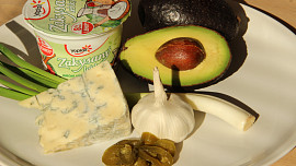 Pikantní avokádový dip s modrým plísňovým sýrem