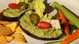 Pikantní avokádový dip s modrým plísňovým sýrem