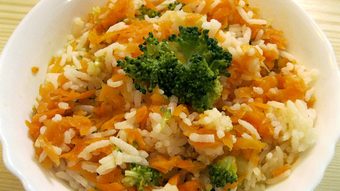 Pikantní rýže s chili a dušenou zeleninou