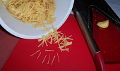 Placičky ze syrových brambor s kysaným zelím (není to bramborák) (syrové brambory nastrouhat)