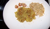 Placičky ze syrových brambor s kysaným zelím (není to bramborák) (na pánvi placičky osmažit, ke konci je možno přidat prohřát zelí)