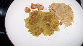 Placičky ze syrových brambor s kysaným zelím (není to bramborák), na pánvi placičky osmažit, ke konci je možno přidat prohřát zelí