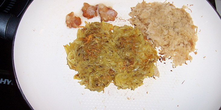 Placičky ze syrových brambor s kysaným zelím (není to bramborák) (na pánvi placičky osmažit, ke konci je možno…)
