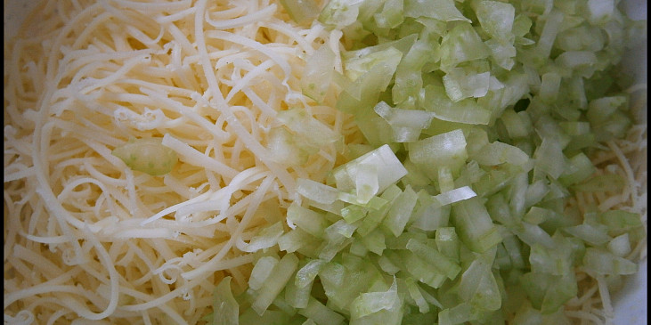 Sýr nastrouháme na jenmém slzičkovém struhadle a promícháme s nakrájeným řapíkem celeru.