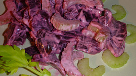Salát z červené řepy a řapíkatého celeru