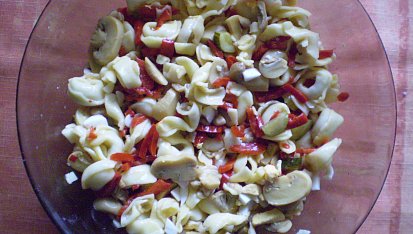 Salát z tortellin s domácí majolkou