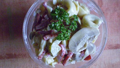 Salát z tortellin s domácí majolkou