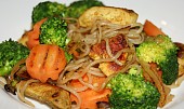 Shirataki nudle s kuřecím masem, brokolicí a mrkví (shirataki nudle s kuřecím masem a zeleninou)