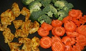 Shirataki nudle s kuřecím masem, brokolicí a mrkví (orestované maso a přidaná zelenina na pánvi)