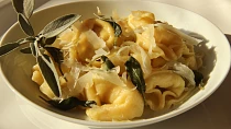 Tortellini se šalvějovým máslem (tortellini nodo d´ amore)