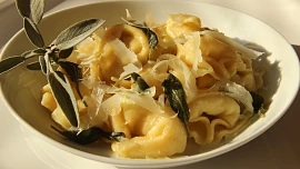 Tortellini se šalvějovým máslem (tortellini nodo d´ amore)