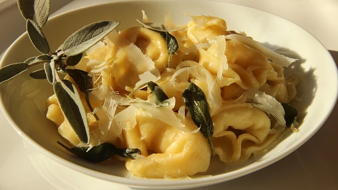 Tortellini se šalvějovým máslem (tortellini nodo d´ amore)