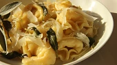 Tortellini se šalvějovým máslem (tortellini nodo d´ amore)