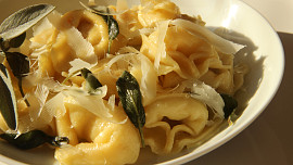 Tortellini se šalvějovým máslem (tortellini nodo d´ amore)