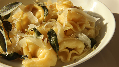 Tortellini se šalvějovým máslem (tortellini nodo d´ amore)