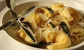 Tortellini se šalvějovým máslem (tortellini nodo d´ amore)