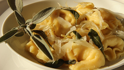 Tortellini se šalvějovým máslem (tortellini nodo d´ amore)