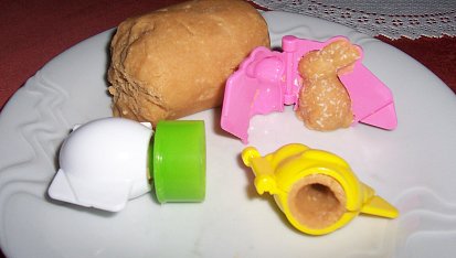 Velikonoční vajíčka, kuřátka a zajíčci, formičku naplnit těstem, zeleným udělátkem udělat otvor, formičku otevřít a vyndat figurku