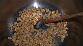 Vepřové nudličky s arašídy a pórkem