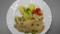 Vepřové s hráškem smetanovou omáčkou a bramborovou kaší