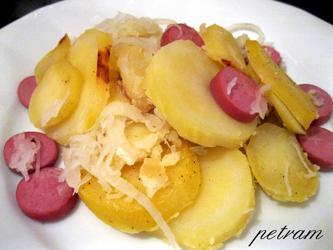 Zapékané brambory se zelím a uzeným masem