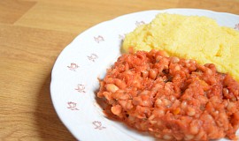 Rajčatové bílé fazole s parmazánovou polentou