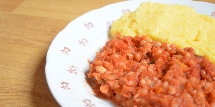 Rajčatové bílé fazole s parmazánovou polentou