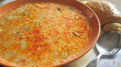 Bramborová polévka s klobásou a smetanou