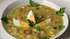 Bramborová polévka s vejci a párkem