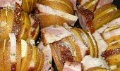 Bramborové vějířky s česnekem a slaninkou (Nachystané v remosce před pečením....)