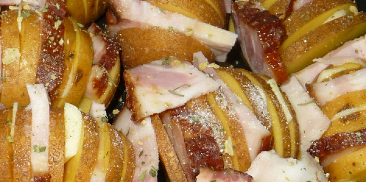 Bramborové vějířky s česnekem a slaninkou (Nachystané v remosce před pečením....)