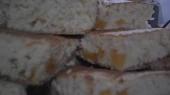 Bublanina s kousky broskví