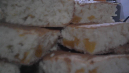 Bublanina s kousky broskví