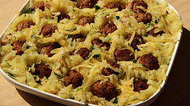 Bylinkové strouhané brambory s mletými kuličkami