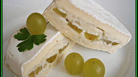 Camembert plněný nivou a hroznovým vínem