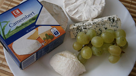 Camembert plněný nivou a hroznovým vínem