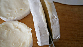 Camembert plněný nivou a hroznovým vínem