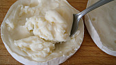 Camembert plněný nivou a hroznovým vínem (Z jedné polviny opatrně vydlabeme vnitřek ve vodě namočenou lžičkou.)