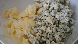 Camembert plněný nivou a hroznovým vínem