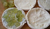 Camembert plněný nivou a hroznovým vínem (Do vydlabané půlky sýra opatrně upěchujeme polovinu náplně a poklademe hrozny nakrájenými na plátky.)