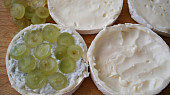 Camembert plněný nivou a hroznovým vínem (Do vydlabané půlky sýra opatrně upěchujeme polovinu náplně a poklademe hrozny nakrájenými na plátky.)