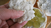 Camembert plněný nivou a hroznovým vínem (Zbytek náplně si vezmeme mezi navlhčené prsty,vytvarujeme placičku a tou hrozny překryjeme.)