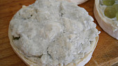 Camembert plněný nivou a hroznovým vínem (Takto překryté ještě opatrně prsty utlačíme a přiklopíme druhou polovinu sýra.)