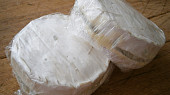 Camembert plněný nivou a hroznovým vínem (Pořádně utáhneme do folie a dáme na 1-2 dny odležet do ledničky.)