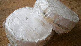 Camembert plněný nivou a hroznovým vínem