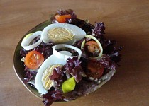Červený salát s vejcem