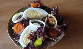 Červený salát s vejcem