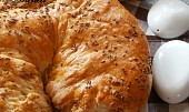 Chlebová škvarkovo-česneková  podkova