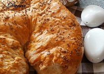 Chlebová škvarkovo-česneková  podkova